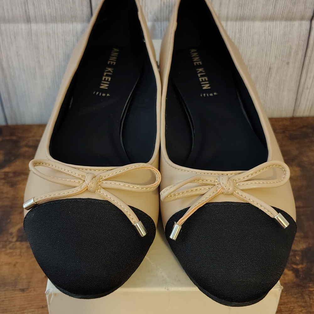 Anne Klein Size 8.5 Women's Flats Black and Cream Colored